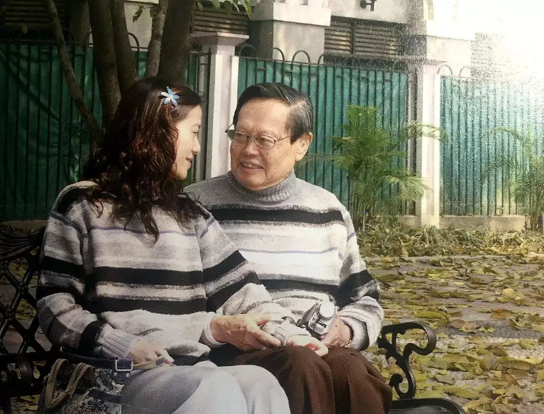 43岁翁帆女士和97岁杨振宁先生，已结婚15年 - 11
