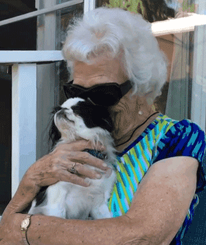 90多岁老奶奶不愿搬去儿子家，竟是因为领居家的狗太可爱了？！ - 16