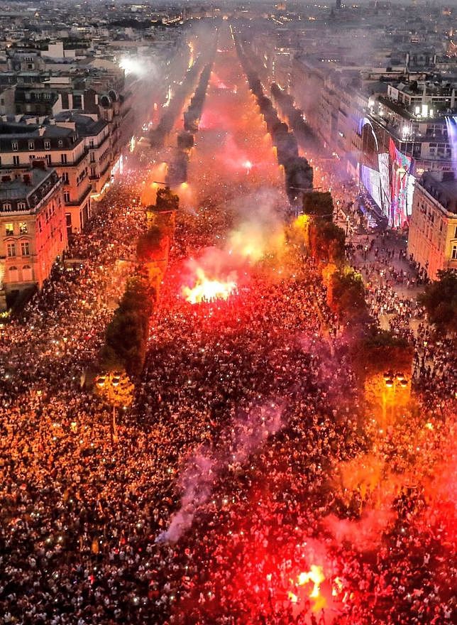 整个法国都沸腾了，夺得世界杯冠军后他们是怎么庆祝的？ - 1