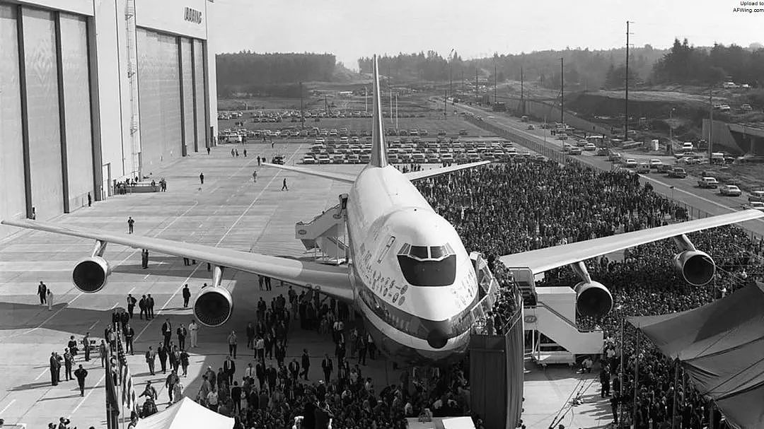 从战略运输机到巨型珍宝客机，波音747空中女王诞生记｜老照片 - 25
