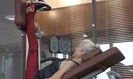 73岁天津白发奶奶坚持健身13年，如今活得像17岁少女... - 13