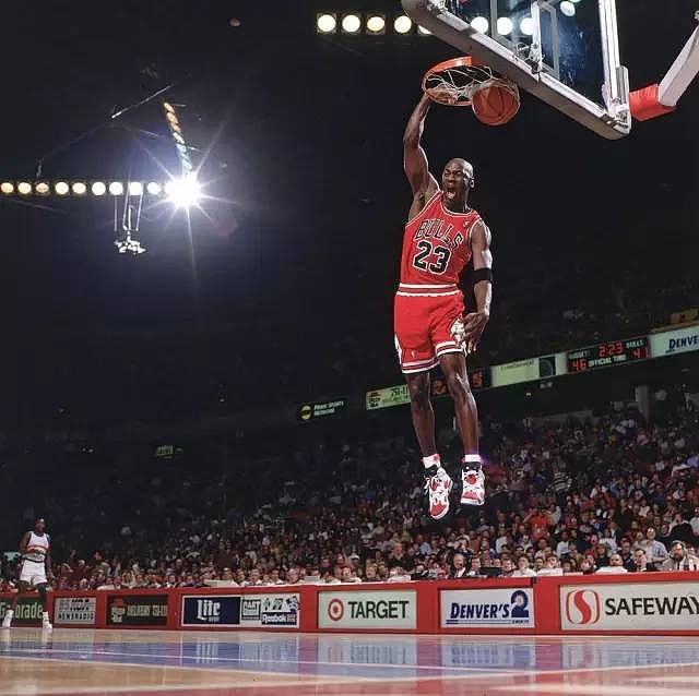迈克尔·乔丹生日快乐！100张经典照片回顾“篮球之神”的封神路！ - 41