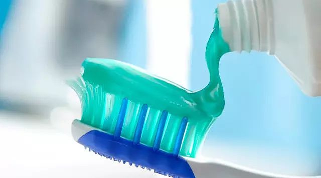 刷牙前牙膏要不要沾水？牙龈出血怎么办？很多人都做错了 - 5