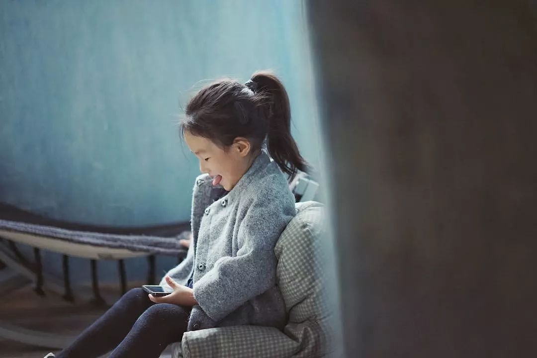 当中国父母还在纵容孩子玩手机时，法国政府却公开干了这件事 - 1