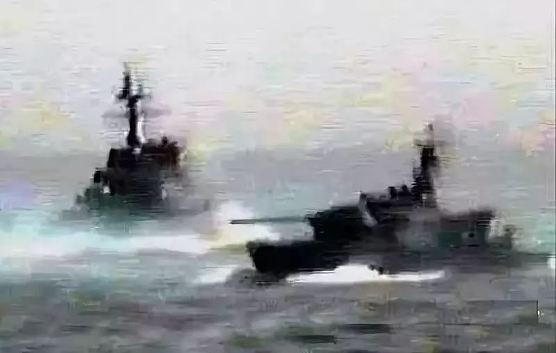 最真实残酷的海战电影，朝鲜T34坦克艇VS韩军舰的场面太震撼了！| 军武电影 - 7