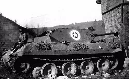 抓住就枪毙，阿登反击战中涂上美军标志的的德国黑豹坦克｜老照片 - 16