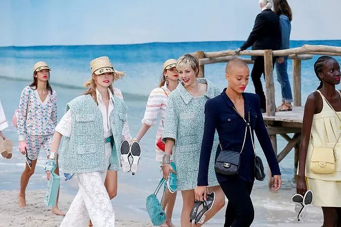 Chanel的包已满足不了我，从刚刚开始全世界女人都想穿它去踩沙滩！ - 4
