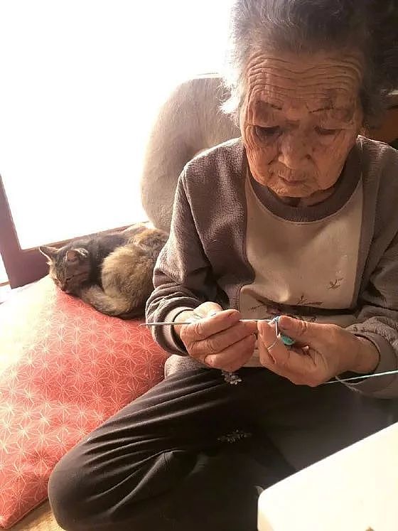 93岁的老奶奶，每天还在编织杯垫卖，只为给流浪猫换猫粮钱！ - 2