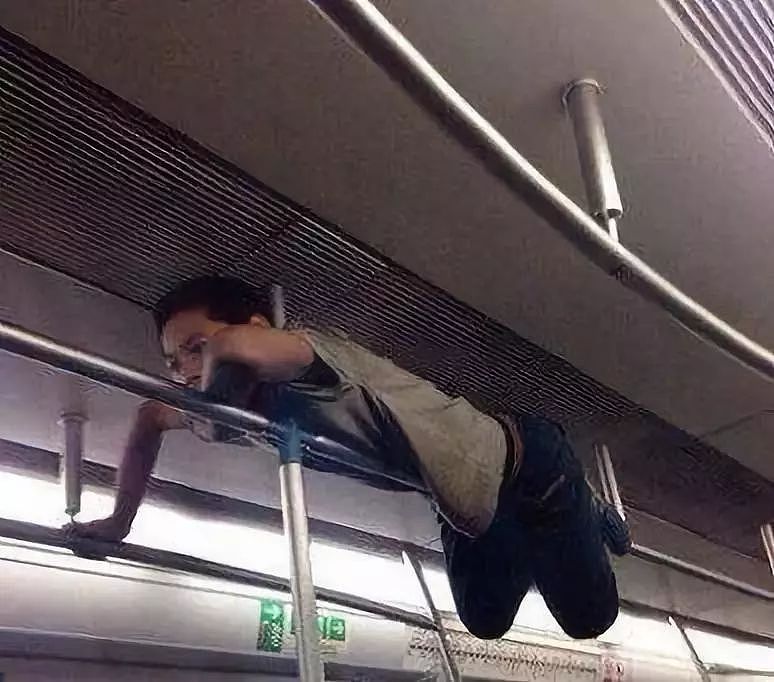 你这一辈子，有没有为「挤地铁」拼过命？！！ - 18
