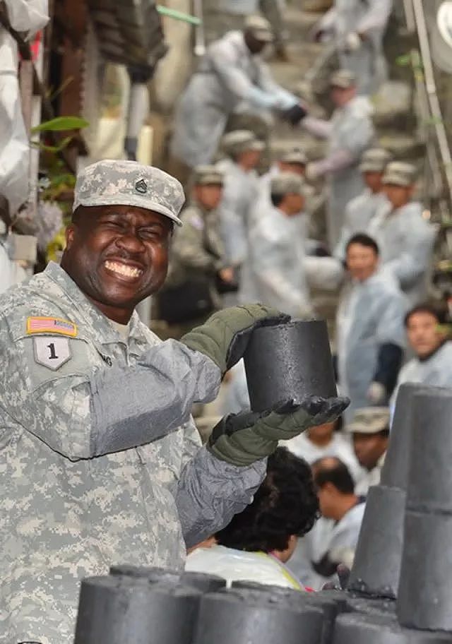 美国大兵为和韩国百姓建立“军民鱼水情”，搬一堆蜂窝煤是什么鬼？ - 13