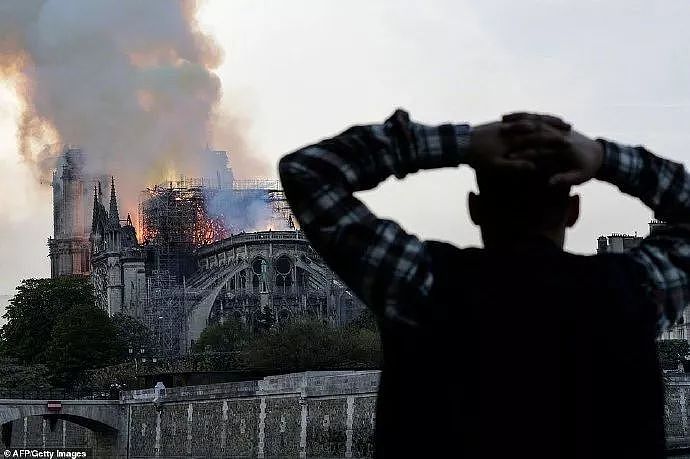 全世界为之悲伤！巴黎圣母院大火，800年古迹被焚毁，救援最新进展已出... - 14