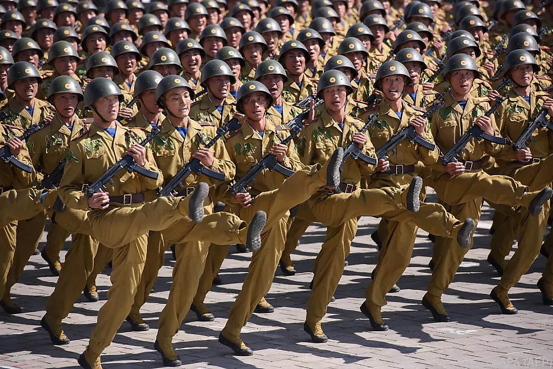 朝鲜阅兵式上的弹簧步到底是怎么来的？（附弹簧步教程） - 2
