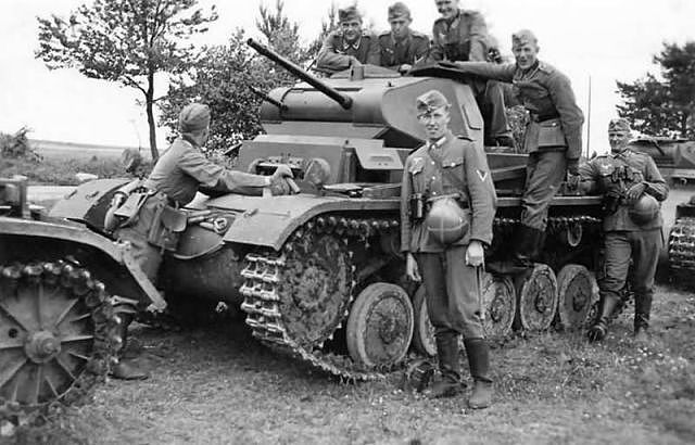 空前绝后：二战德军这款轻型坦克装甲竟比苏联重坦还厚 - 3