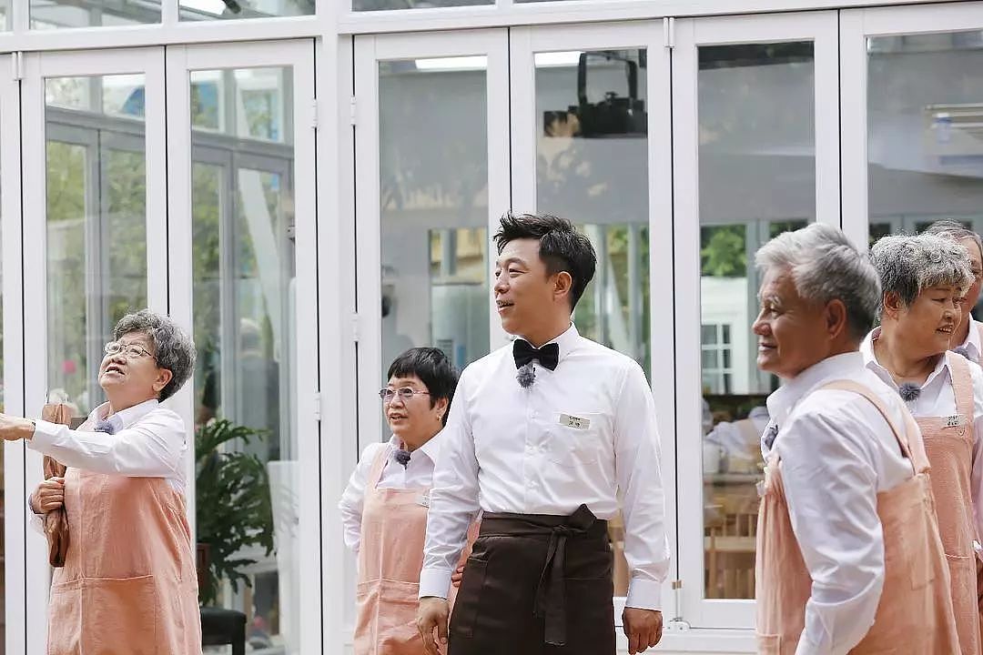 黄渤宋祖儿和这群老人一起开的餐厅，是2019最大的催泪弹没错了 - 34