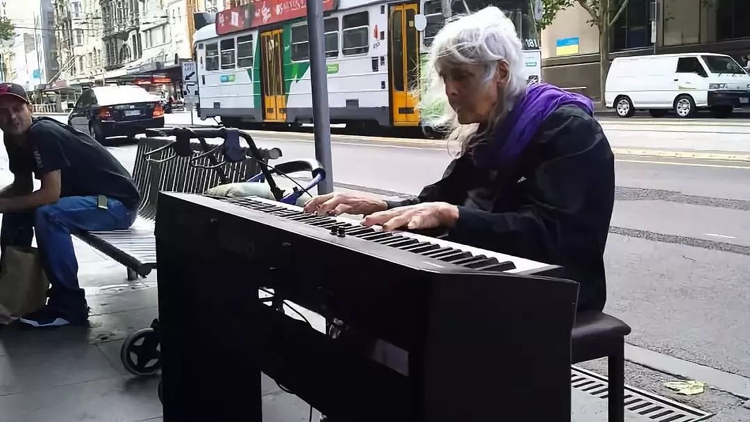 580万人被她感动！84岁澳洲老奶奶流浪街头20多年，她的琴声让全世界着迷，她的故事让所有人心碎… - 6