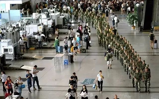 北京西站刚发生的这一幕震撼全国，他们竟把席地而坐当“特权” - 11