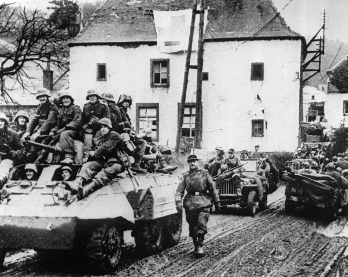 抓住就枪毙，阿登反击战中涂上美军标志的的德国黑豹坦克｜老照片 - 4
