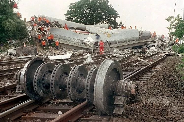 时代 | 世界第一脱轨事故：德国“高铁”因一个车轮酿成巨大悲剧 - 19