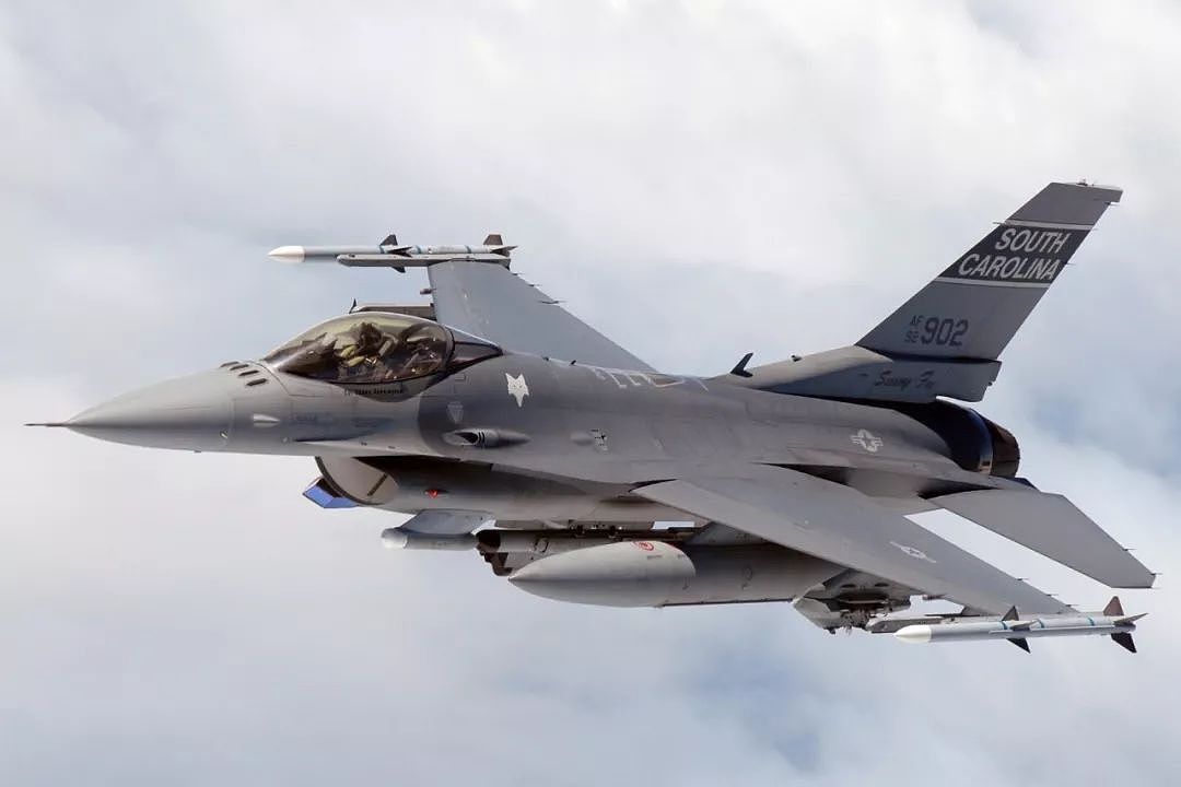 2架美制F-16爆炸烧毁，另一个军火大国开心不已等着新订单 - 1