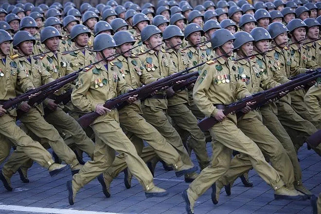 朝鲜阅兵式上的弹簧步到底是怎么来的？（附弹簧步教程） - 16