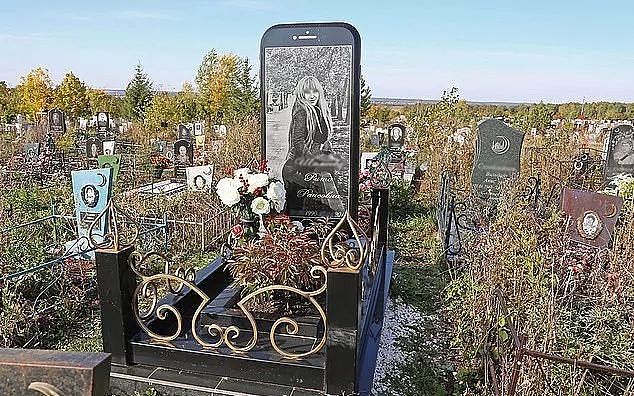 马斯克被诉欺诈 / 俄罗斯果粉用 iPhone 做墓碑 / Google 庆祝 20 周年 - 27