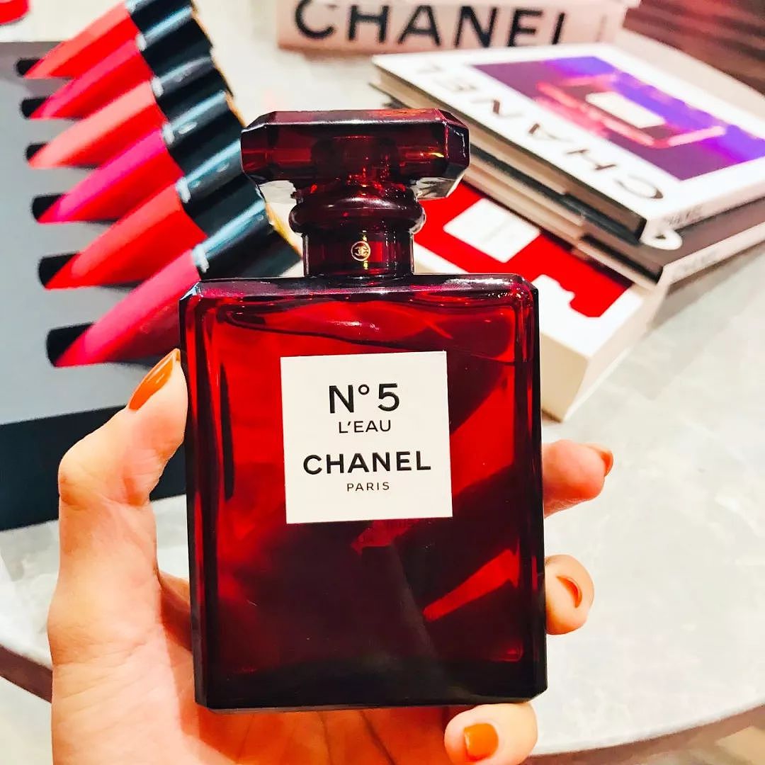 每周时报 | Chanel红色工厂降临北京，联名系列居然有耳钉！ - 12