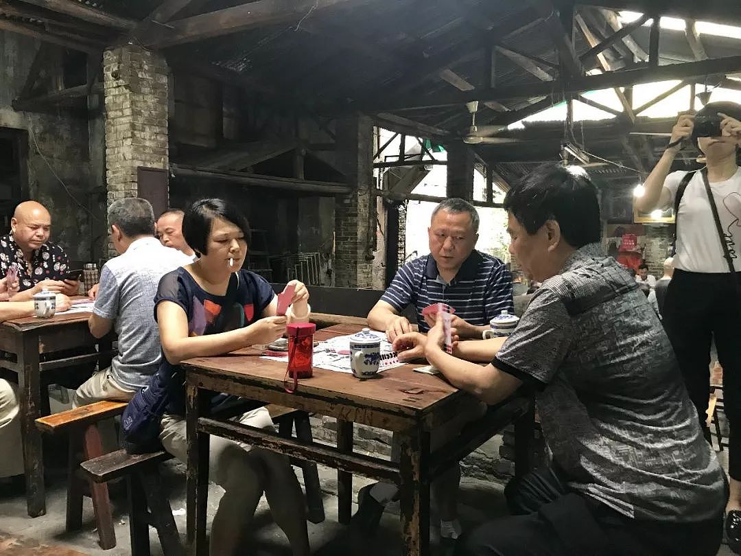 人物 | 他画了20年，把一个违章建筑变成了重庆最火的网红茶馆 - 8