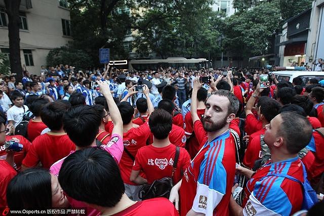 足球城广州变化：两劲旅背后的尴尬 本土旗帜在哪里