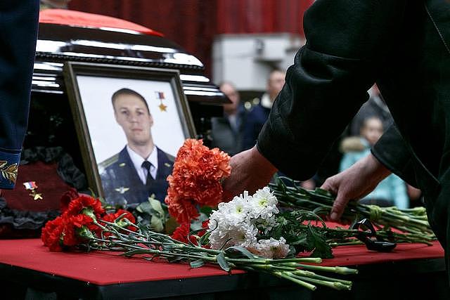这个乌克兰人在网上污蔑俄军牺牲飞行员，结果出门就遇车祸被撞死