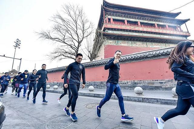 今早的 Epic React 你买了吗？这群「市井之徒」已经上脚穿行于北京胡同！