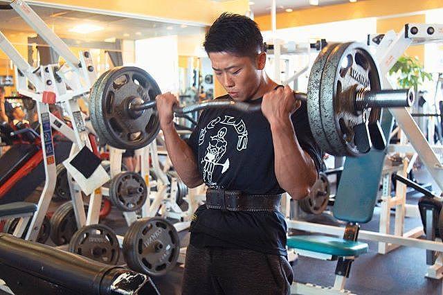 一身肌肉的日本高中生，15岁就开始打健美，目标超越黄哲勋
