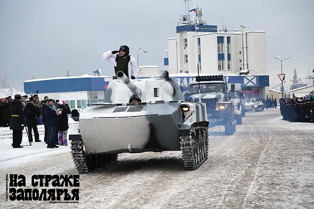 美国经典坦克和红军女战士同时出现在俄罗斯祖国保卫者日阅兵