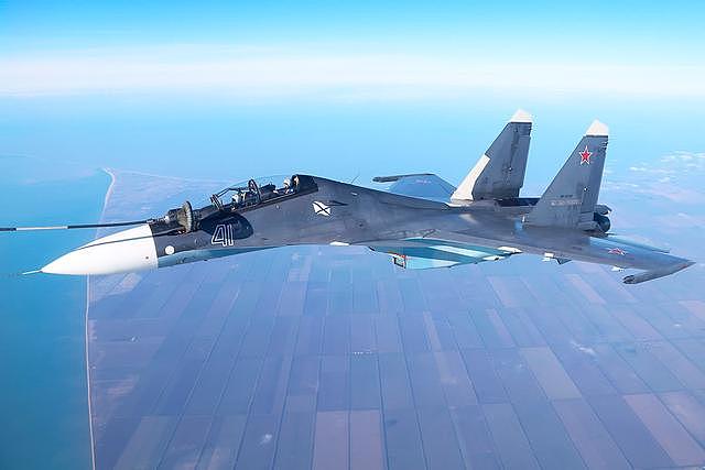 俄苏-30SM首次进行空中加油 性能太强难怪供不应求