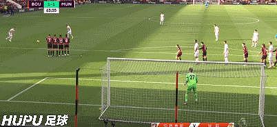 GIF：这都能不进！曼联两次射门被后卫在门前挡出