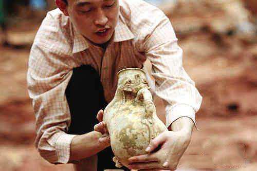 南京孙权后代墓被挖开，出土一件夜壶，考古专家抱着大笑说是国宝
