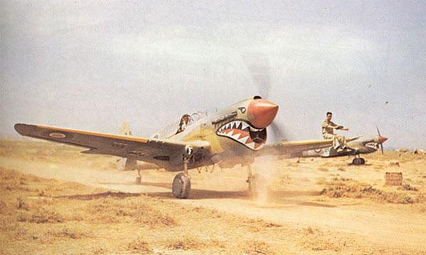 二战美国P40战斗机性能平庸，却能痛击日机造就“飞虎传奇”