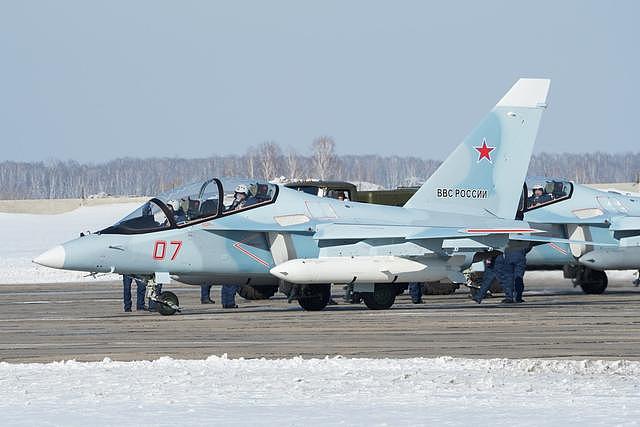 又来4架新机！俄空天军疯狂列装雅克-130教练机