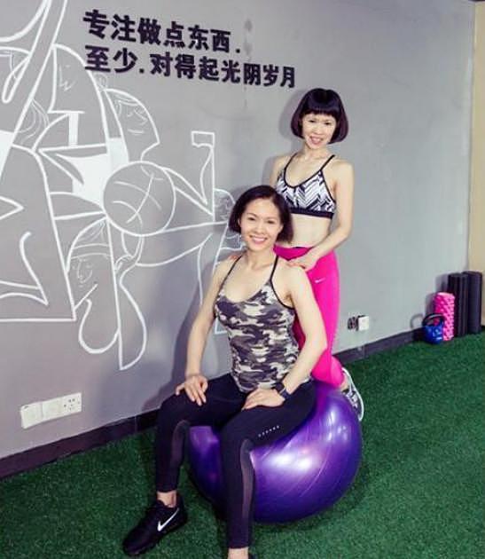56岁阿姨健身10年成“最美健身教练”，跟女儿上街总被认为是姐妹