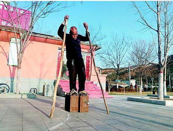 74岁大爷穿460公斤“铁鞋”运动，网友称这才是真正的老顽童