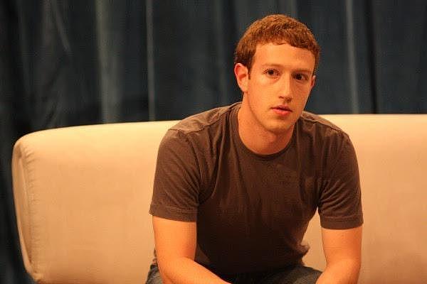 他是互联网大佬，创办并掌舵Facebook多年，现在被要求辞职