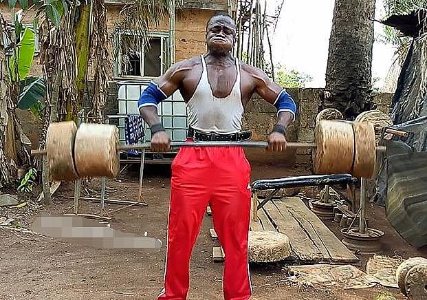 励志的非洲健身小伙，哪怕饿肚子都要练，没有借口！