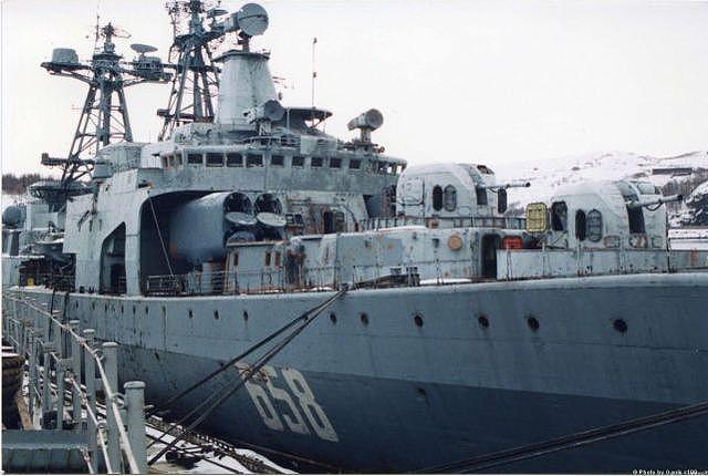 中国现代级驱逐舰改装即将完成，俄罗斯一表亲却被拆得七零八落！