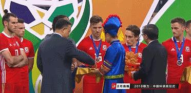 GIF：第二届中国杯闭幕，戈丁举起冠军奖杯