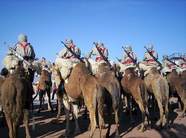 这国部队先进战机与骆驼骑兵并重，还到中国电影中客串群众演员