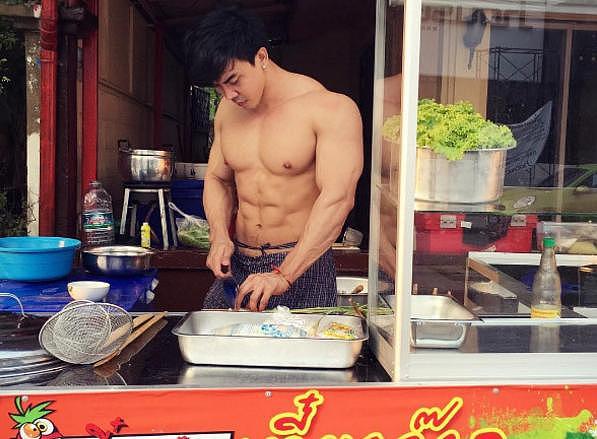 泰国厨艺最好的肌肉男，强壮帅气，做的健身餐很精致！