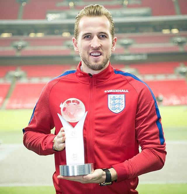 官方：凯恩当选2017年英格兰年度最佳球员