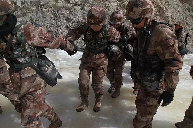 新疆某边防团首批女兵首次走上边关巡逻路
