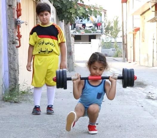 伊朗4岁小正太，出生6个月就疯狂健身，网友：又是被健身毁掉的娃