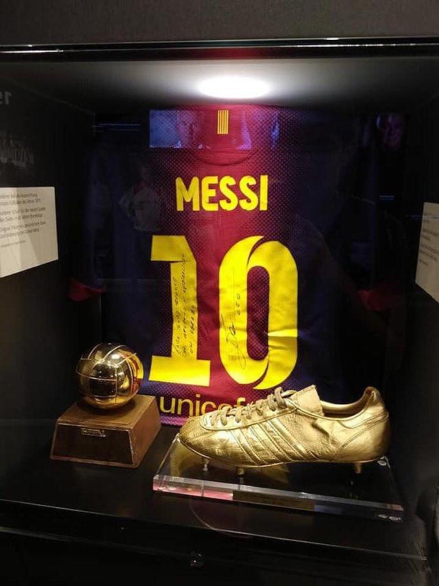 唯一例外，拜仁安联球场博物馆展出梅西球衣