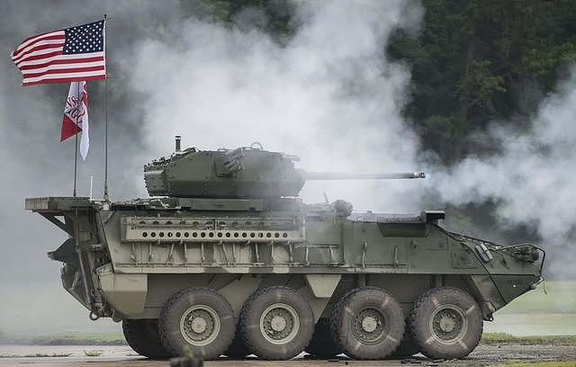 美国斯崔克装甲车为何装机关炮？只因中国轮式步战火力太强！